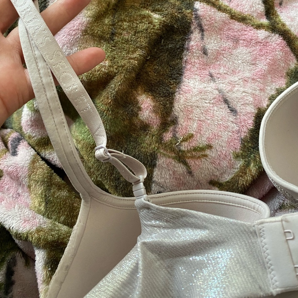 Victoria Secret Bra - Picture 8 of 10